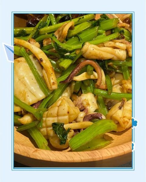 芹菜炒鱿鱼怎么做_芹菜炒鱿鱼要不要焯水