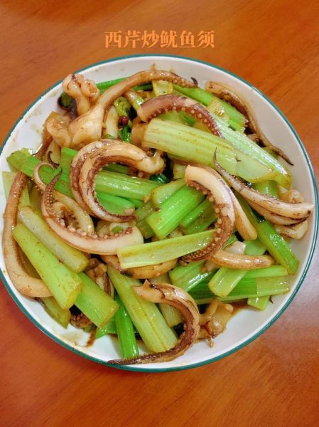 芹菜炒鱿鱼怎么做_芹菜炒鱿鱼要不要焯水