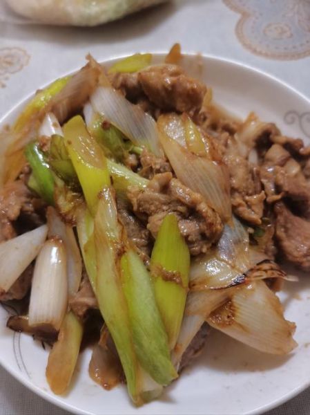洋葱炒羊肉怎么炒才嫩_洋葱炒羊肉用不用焯水