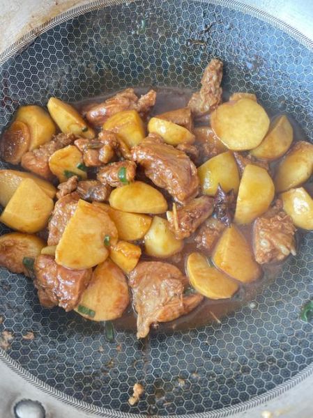 芋头炖排骨怎么做_芋头炖排骨要焯水吗