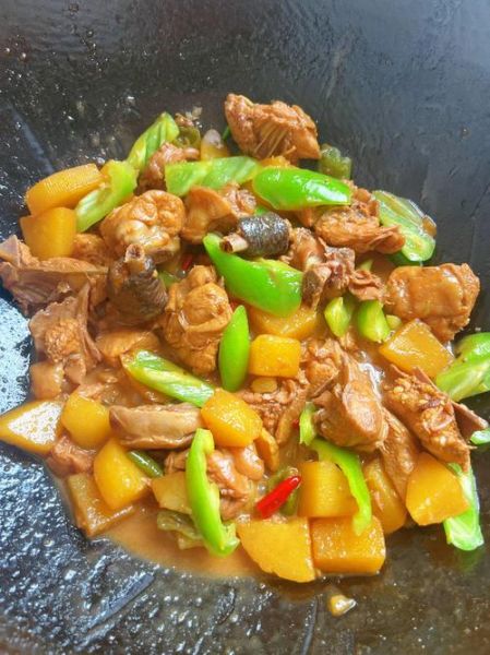 土豆烧鸡块怎么做才入味_家常土豆烧鸡块最正宗的做法