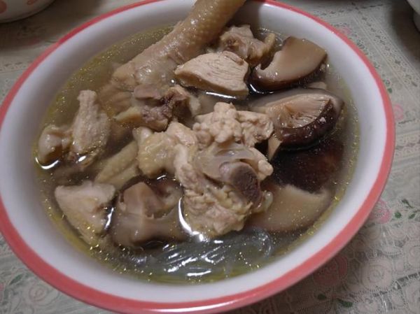 香菇炖鸡怎么做_香菇炖鸡需要焯水吗