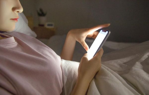 睡觉时手机应离人多远_手机放床头辐射大吗