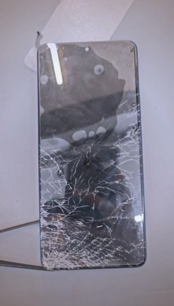 手机屏幕碎了怎么办_换屏价格贵不贵