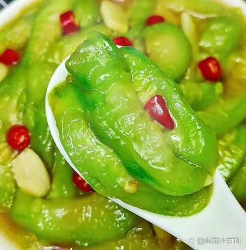 素炒丝瓜怎么炒才翠绿不发黑_丝瓜要不要焯水