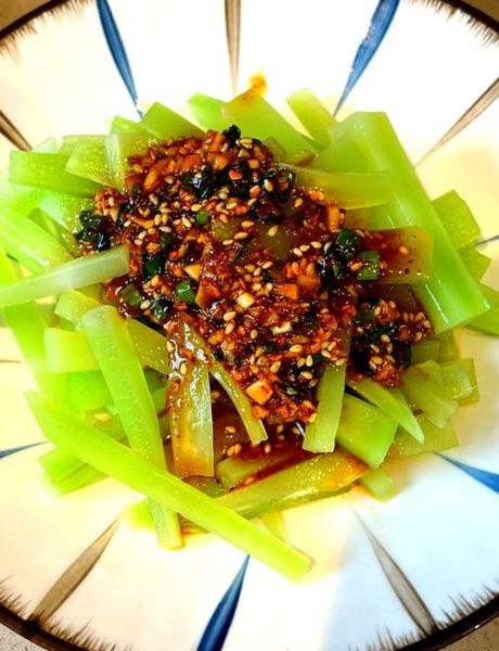 莴笋凉拌怎么做好吃_莴笋凉拌要不要焯水