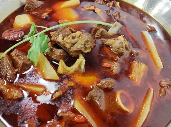 红焖羊肉正宗的做法_红焖羊肉怎么做才够味