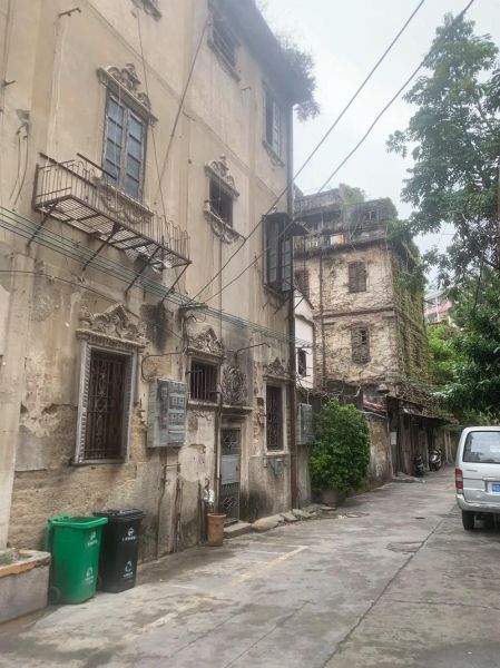 墙壁破旧怎么形容_墙面斑驳如何描写