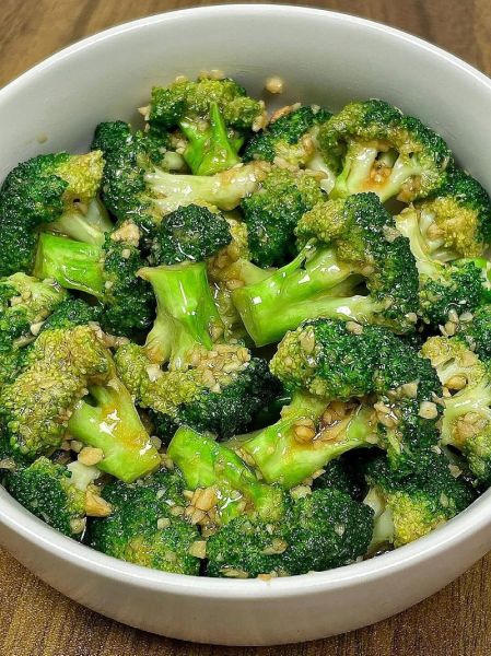 家常西兰花怎么炒好吃_西兰花焯水几分钟