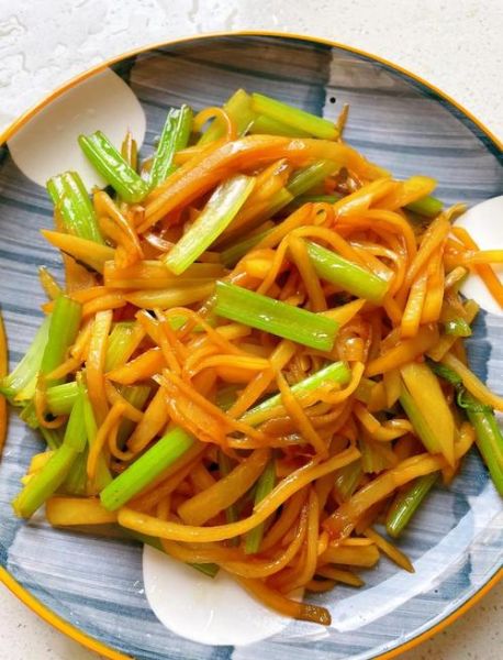 土豆丝炒芹菜怎么做_土豆丝炒芹菜用焯水吗