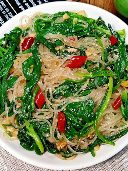菠菜拌粉丝怎么做_菠菜拌粉丝需要焯水吗