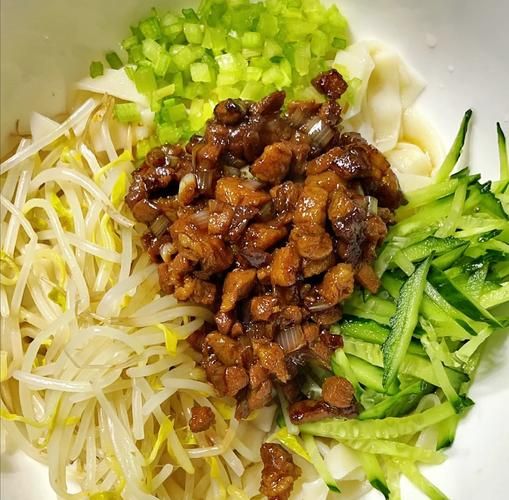 家常炸酱面怎么做_炸酱面最简单的做法