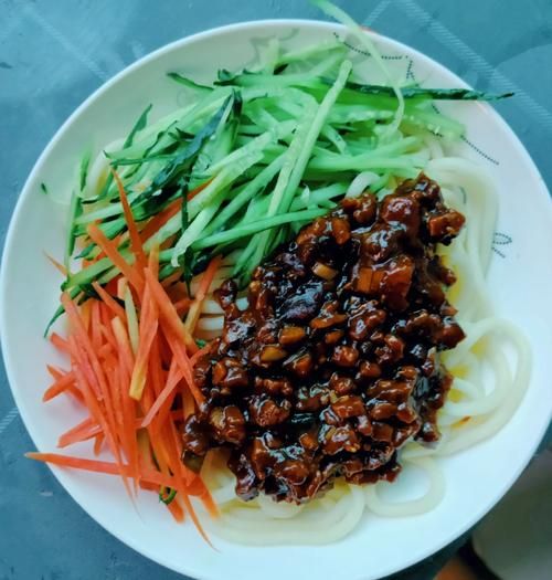 家常炸酱面怎么做_炸酱面最简单的做法