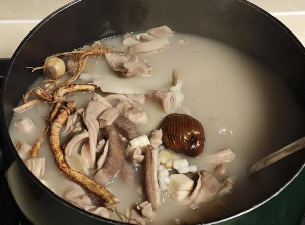 猪肚汤的做法_猪肚汤怎么炖才白