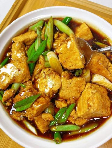 大葱烧豆腐的家常做法_豆腐怎么烧才入味