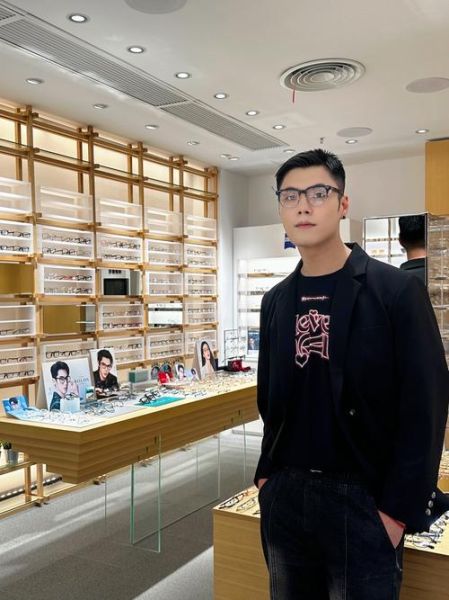 戴眼镜怎么变帅_男生眼镜搭配技巧