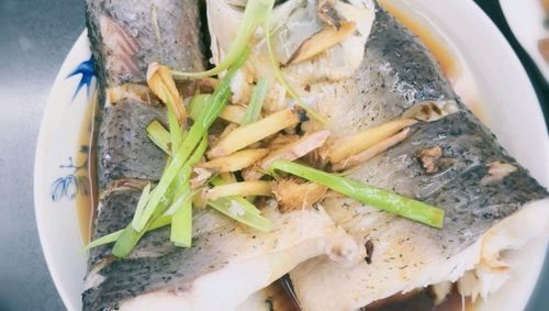 清蒸草鱼怎么做才好吃_清蒸草鱼的做法大全