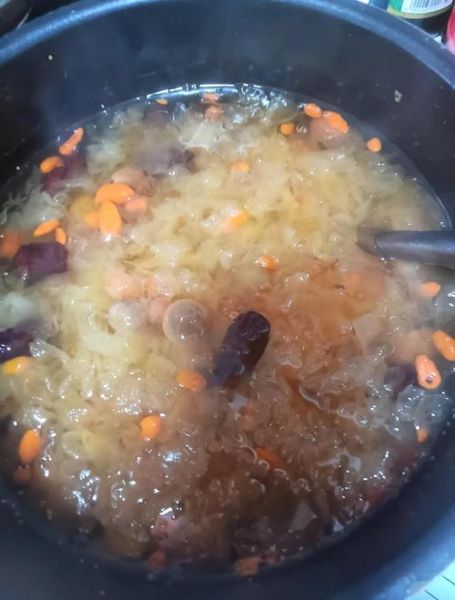 银耳红枣汤的做法_银耳红枣汤怎么煮最出胶