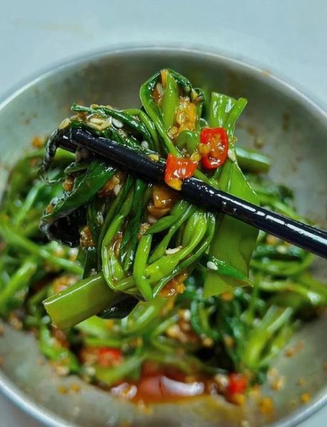 凉拌空心菜怎么做_凉拌空心菜焯水几分钟