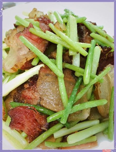 腊肉炒蒜苔怎么做_腊肉炒蒜苔需要焯水吗