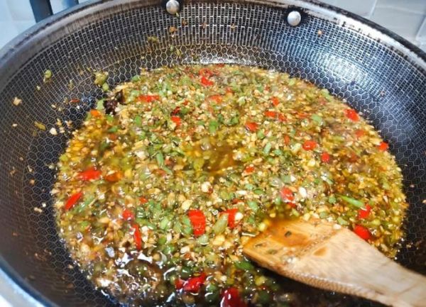 青红辣椒酱怎么做_青红辣椒酱的做法窍门