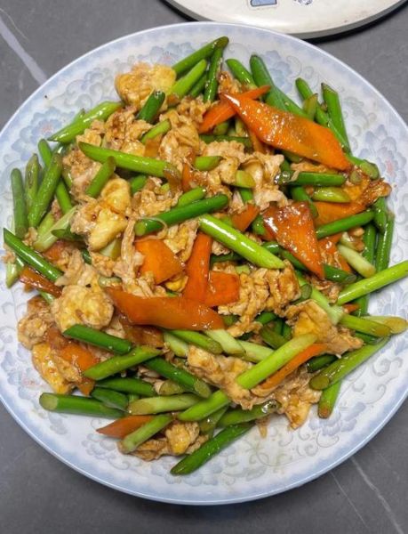 蒜苔炒鸡蛋怎么做_蒜苔炒鸡蛋的家常做法