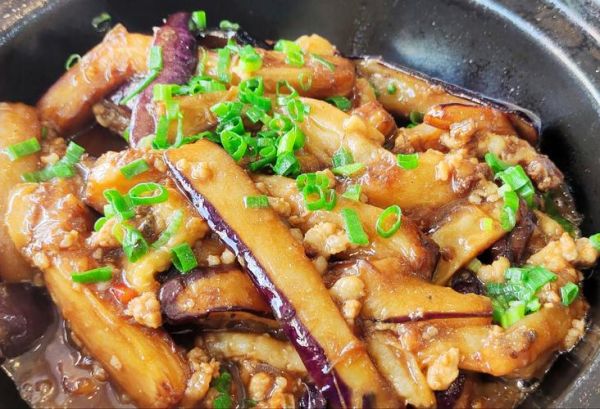 砂锅茄子煲怎么做_茄子煲要不要先炸