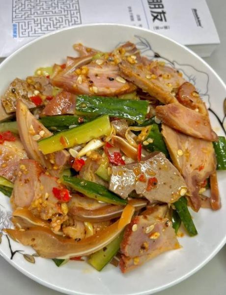 黄瓜拌猪耳朵怎么做_黄瓜拌猪耳朵需要焯水吗