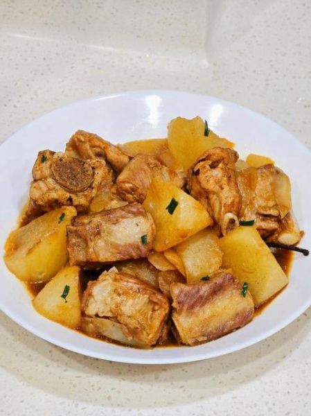 萝卜炖排骨怎么做_萝卜炖排骨要焯水吗