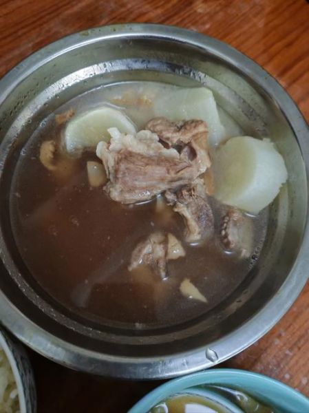 萝卜炖排骨怎么做_萝卜炖排骨要焯水吗