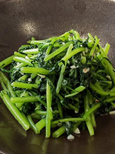 蒜蓉茼蒿怎么做_蒜蓉茼蒿焯水吗