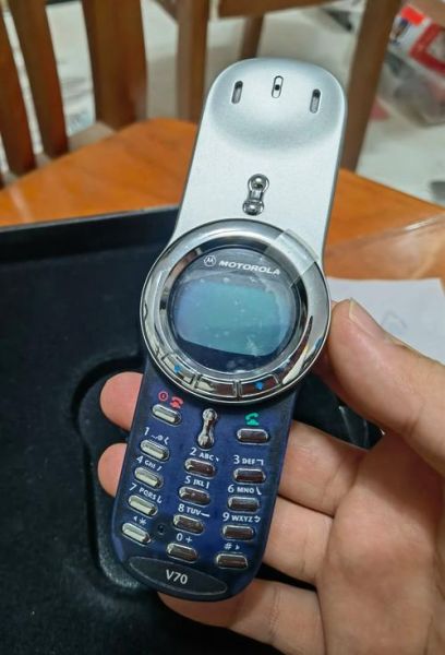 摩托罗拉旋转手机值得买吗_价格是多少