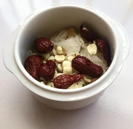 银耳莲子红枣汤的做法_银耳莲子红枣汤的功效与禁忌