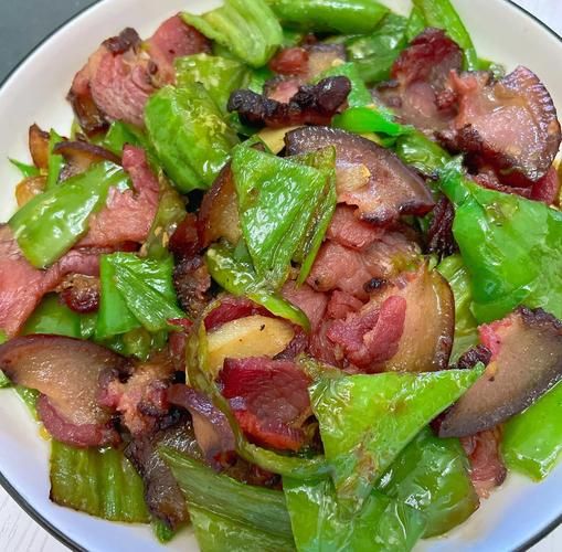 辣椒炒腊肉怎么做_腊肉炒辣椒要不要焯水