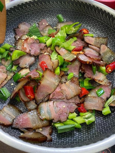 辣椒炒腊肉怎么做_腊肉炒辣椒要不要焯水