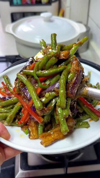 茄子炖豆角怎么做_茄子炖豆角用不用焯水