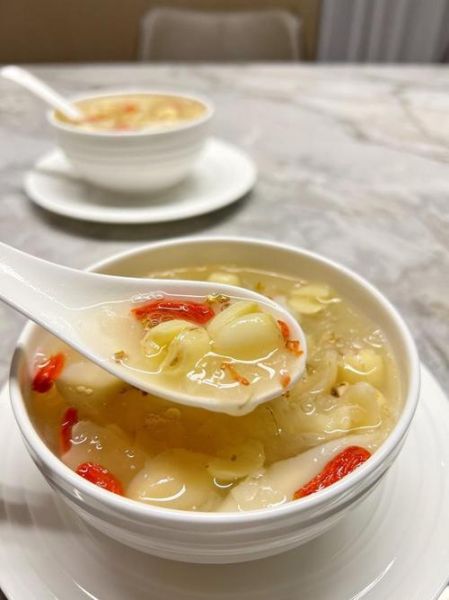 银耳百合莲子羹怎么做_银耳百合莲子羹的功效与禁忌