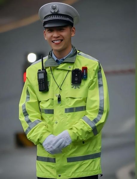 交警外貌词语有哪些_交警外貌描写怎么写