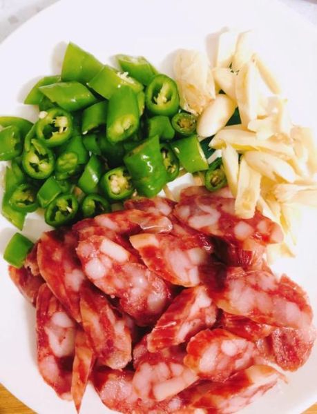 炒腊肠怎么炒好吃_家常腊肠做法步骤
