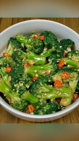 蒜蓉西兰花怎么做才翠绿又入味_家常做法技巧