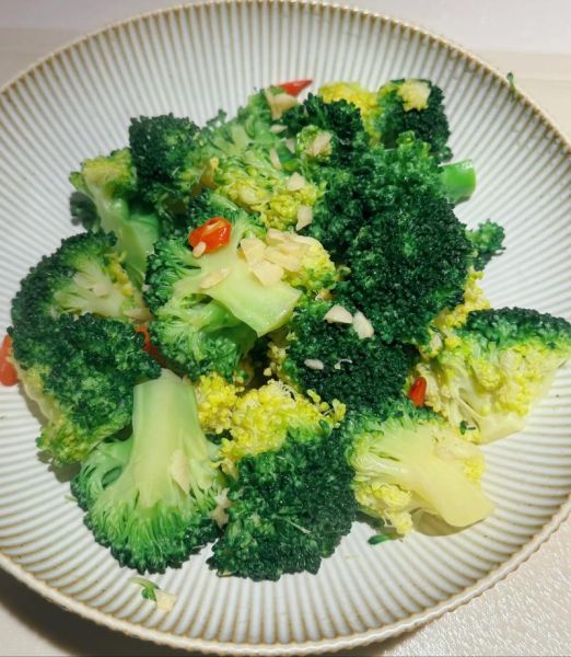 蒜蓉西兰花怎么做才翠绿又入味_家常做法技巧