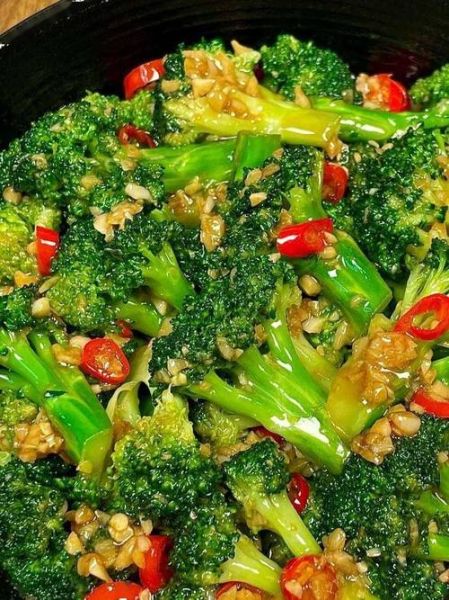 蒜蓉西兰花怎么做才翠绿又入味_家常做法技巧