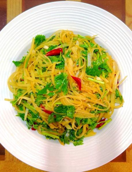 醋溜土豆丝怎么做才脆_土豆丝要不要焯水