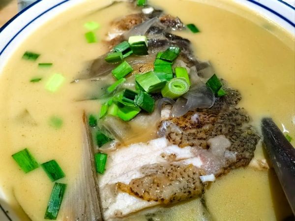 鱼头冬瓜汤怎么炖好喝_冬瓜鱼头汤去腥技巧