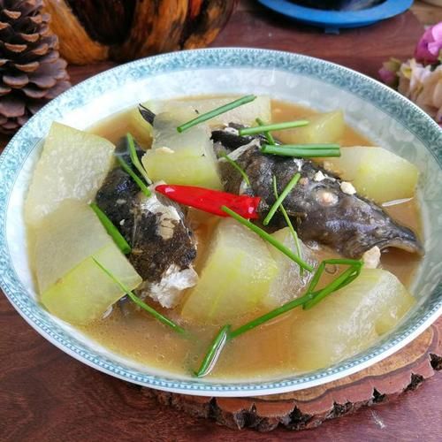 鱼头冬瓜汤怎么炖好喝_冬瓜鱼头汤去腥技巧