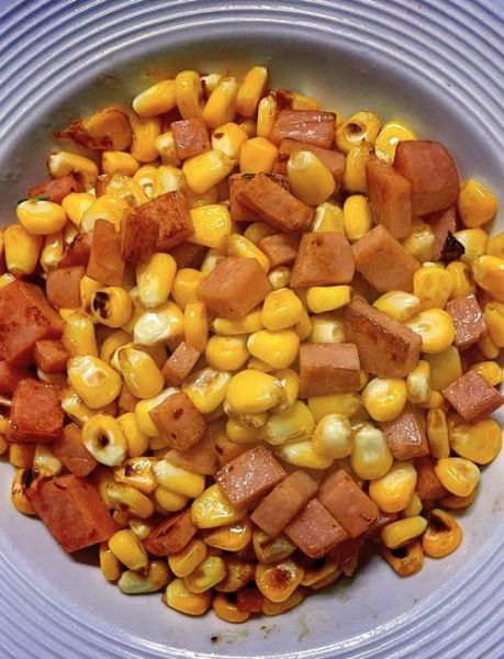 玉米炒火腿肠怎么做_火腿肠炒玉米先炒哪个