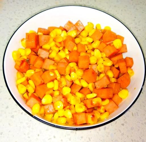 玉米炒火腿肠怎么做_火腿肠炒玉米先炒哪个