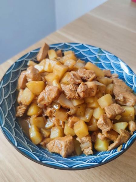 土豆炖鸡块怎么做_土豆炖鸡块用焯水吗