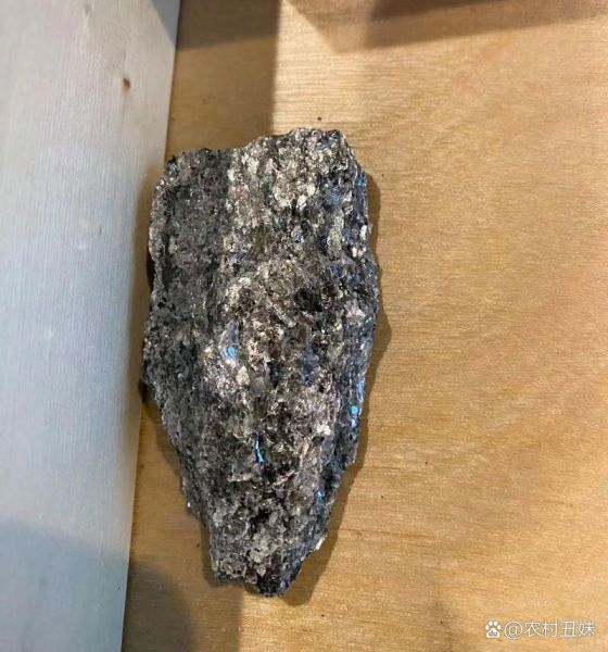 发亮的石头是什么_发亮的石头有哪些