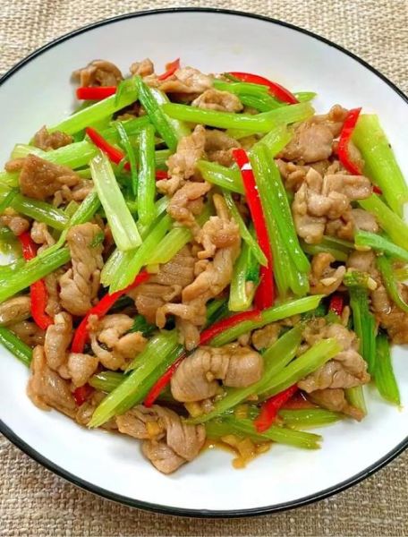 西芹怎么炒好吃_西芹炒肉家常做法